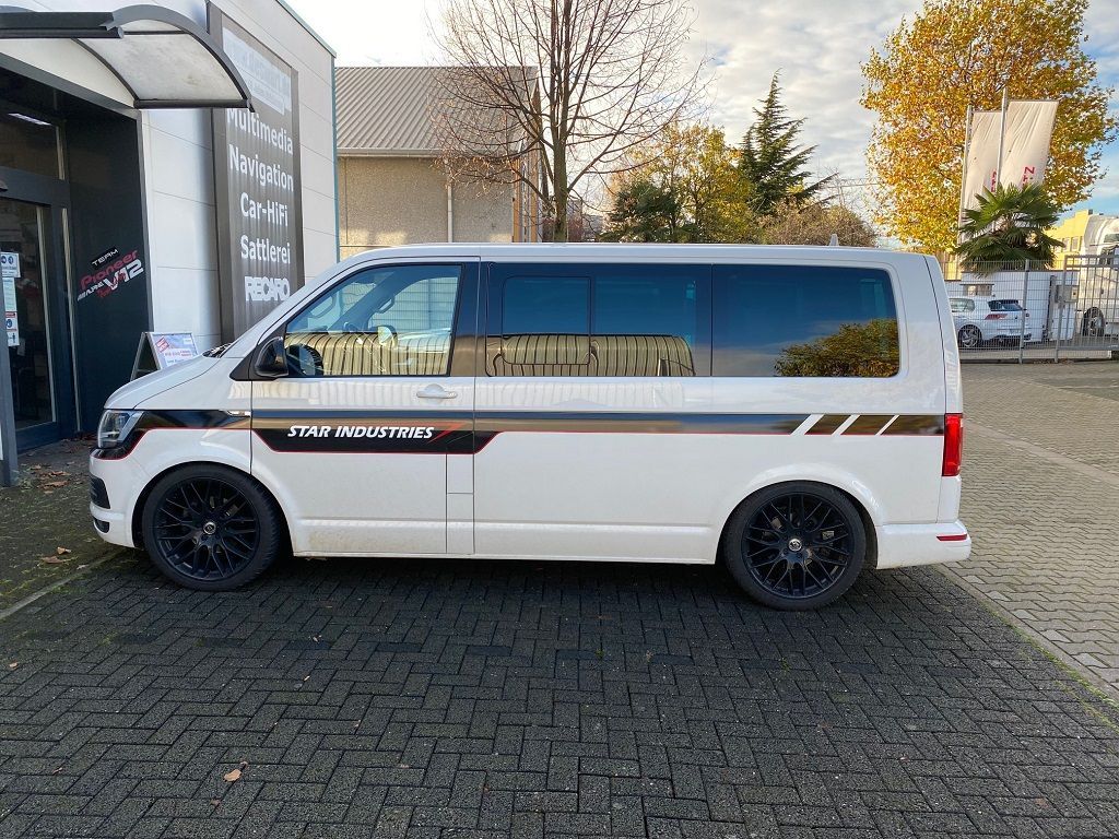 Rückfahrkamera in einem VW T6 Bus mit dem Werksradio Discover Media nachgerüstet.