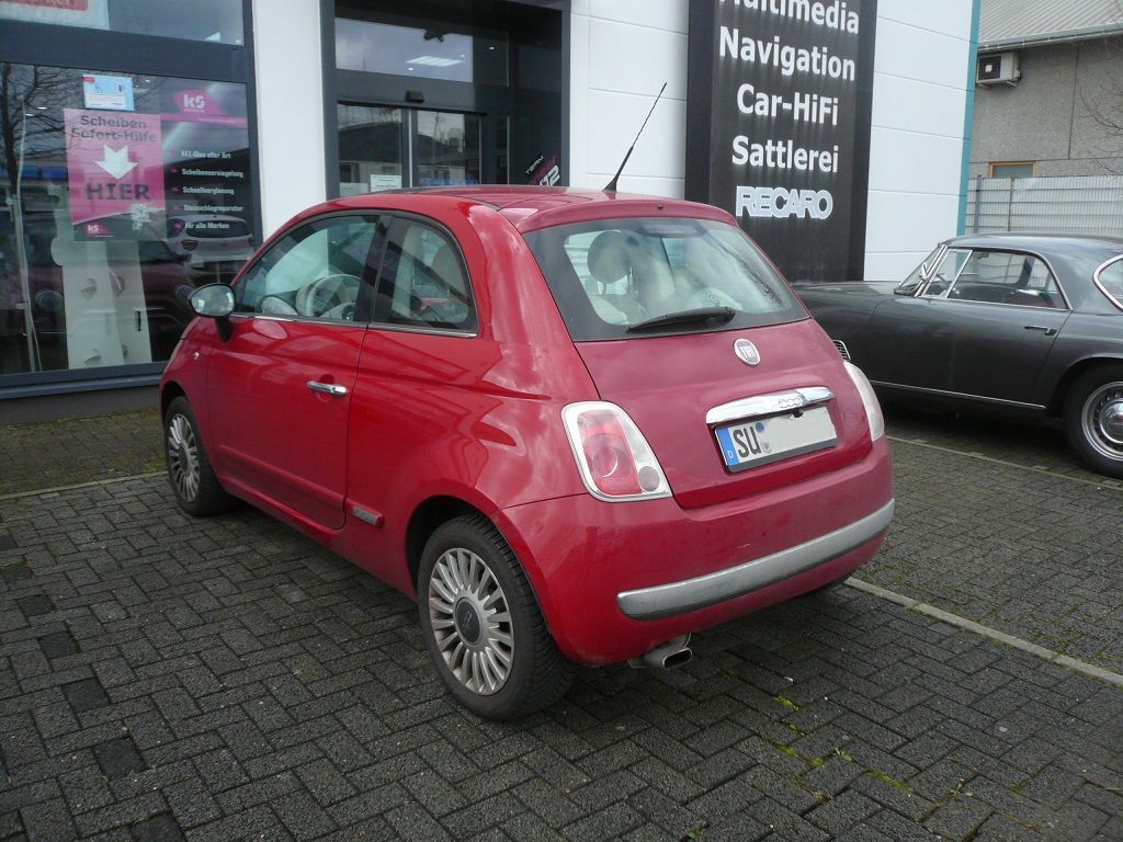 Fiat 500 Auf Doppel-DIN umgebaut. Kenwood DMX8019DABS Mediacenter mit Apple CarPlay WiFi und Rückfahrkamera montiert.