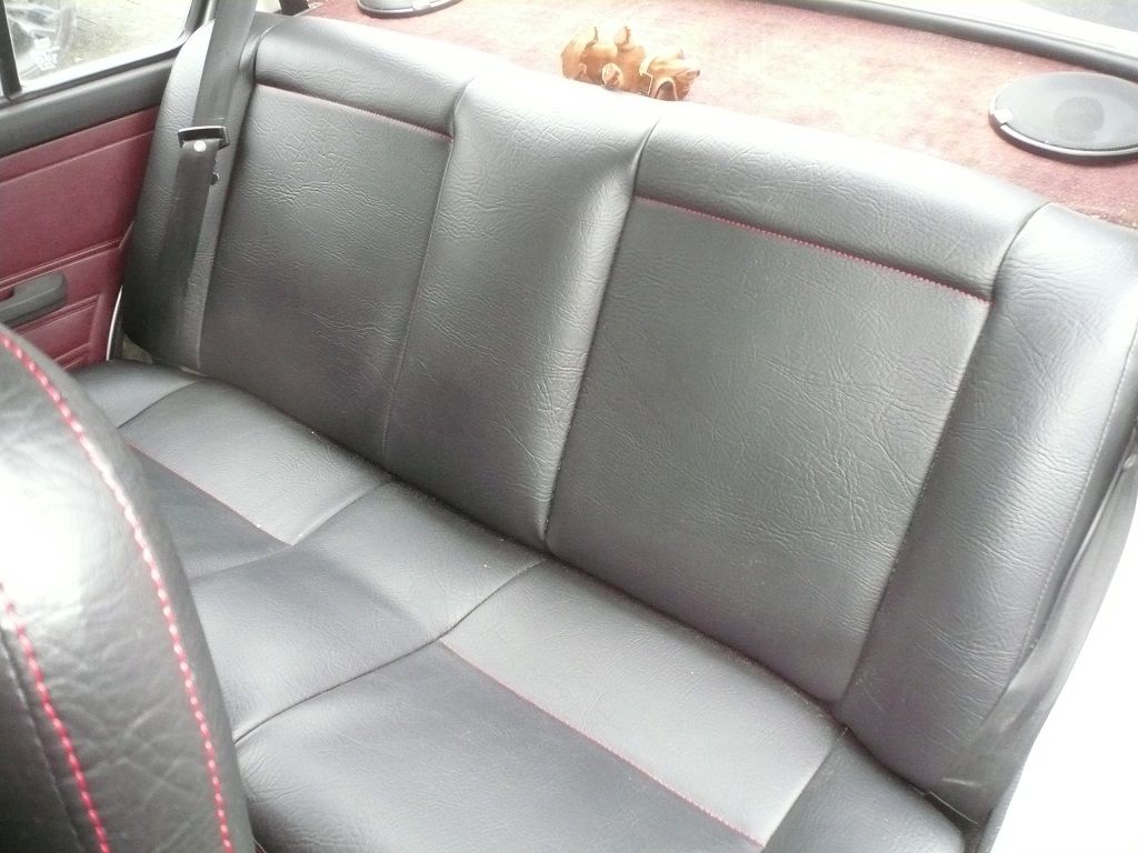 VW Jetta. Zwei König Sportsitze und Rückbank in Kunstleder schwarz mit roten Nähten neu bezogen.