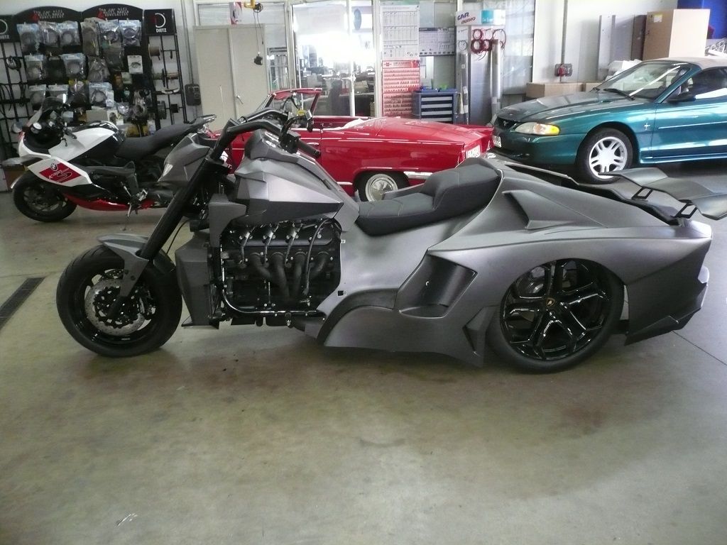 Boss Hoss Aventador Trike. Polsterung für Sitzbank angefertigt und angepasst. Sitzbezug aus Leder neu angefertigt und montiert. Laderaum in schwarzem Teppich bezogen.