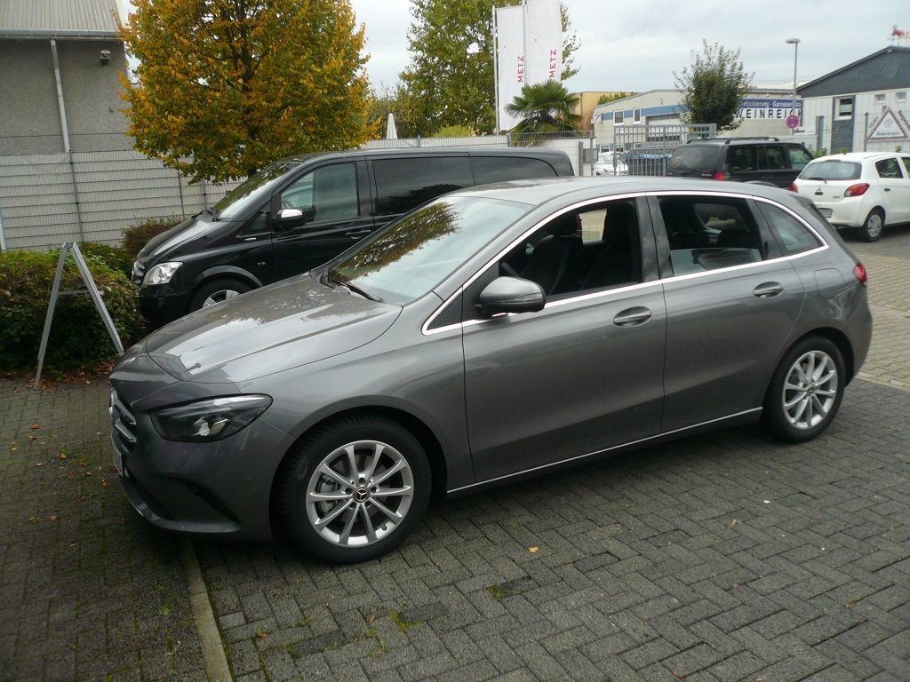 Mercedes B-Klasse 2019er, Sitzinnenteile in Alcantara Starline neu bezogen.