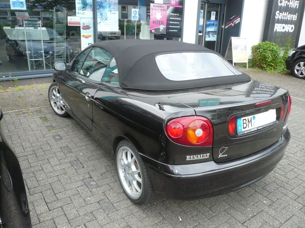 Renault Megane Cabrio. Verdeckbezug in Sonnenlandstoff schwarz geliefert und montiert.