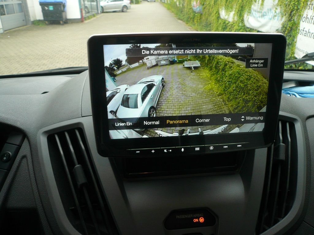Alpine 9zoll Navigation INE-F904DC inkl. Multi-View Rückfahrkamera und Thitronik Alarmanlage in einem Ford Transit Wohnmobil nachgerüstet.