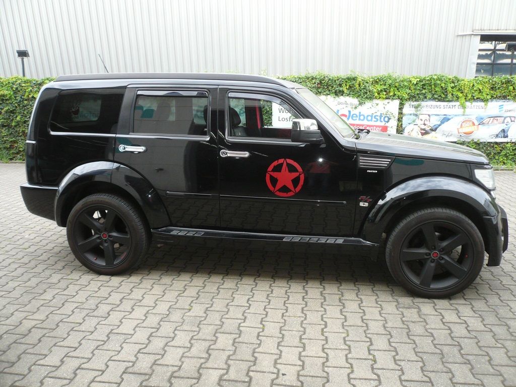 Himmel, A-, B- und C-Säulen vom Dodge Nitro in Alcantara rot neu bezogen.