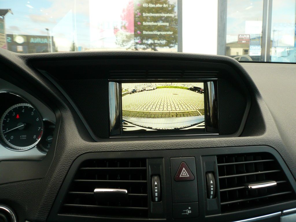 Alpine Multiview Front- und Rückfahrkamera nachgerüstet und auf das Original Mercedes Command adaptiert .