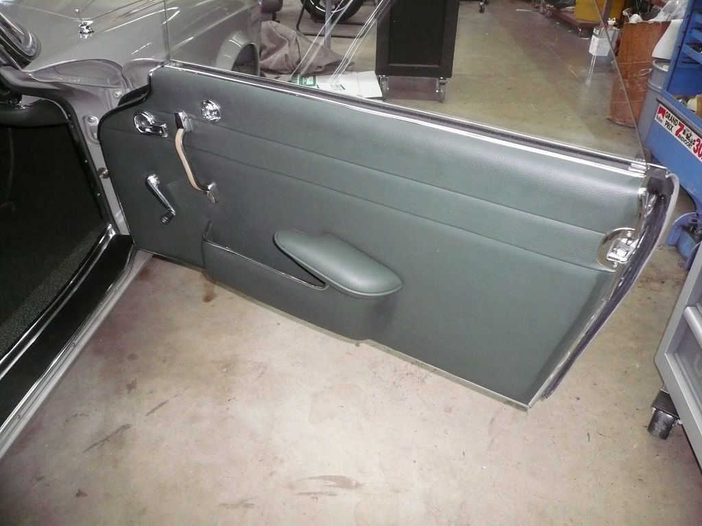 Pagode komplette Innenausstattung und Teppich neu angefertigt und montiert. Musikanlage mit Subwoofer und Navigation nachgerüstet.