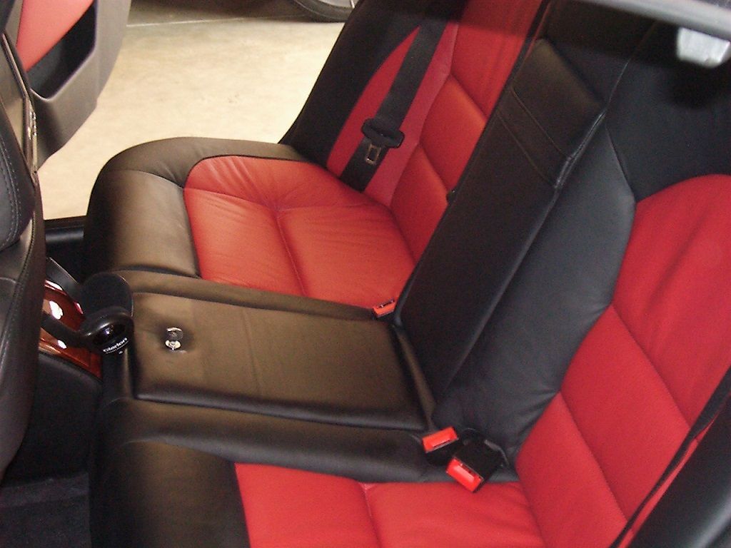 Musik- und Multimedia Anlage im 5er BMW E39 montiert. Alpine single DVD-Player in die Originalen BMW Armlehne eingearbeitet. Playstation in den Rücksitz eingelassen.