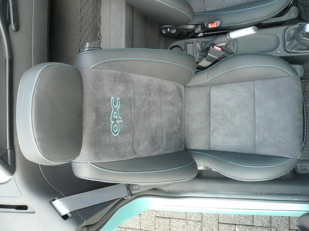 Ein Autositz mit dem aufgestickten Wort Opel