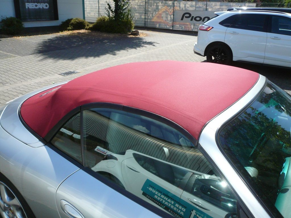 Porsche 911 Typ 996 Cabrio Bj. 02-06, Verdeckbezug in Sonnenland Stoff rot geliefert und montiert.