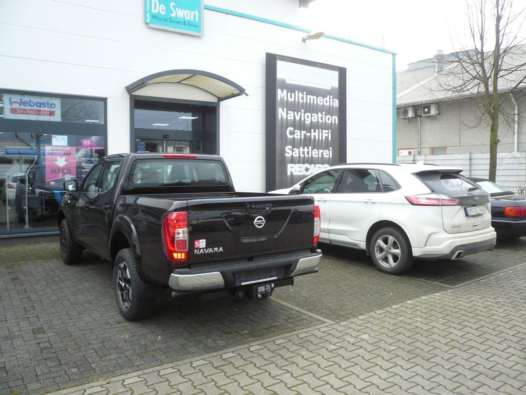 Alpine INE-W720D Doppel-DIN-Navigation mit Rückfahrkamera in einem neuen Nissan Navara (Neufahrzeug) nachgerüstet.