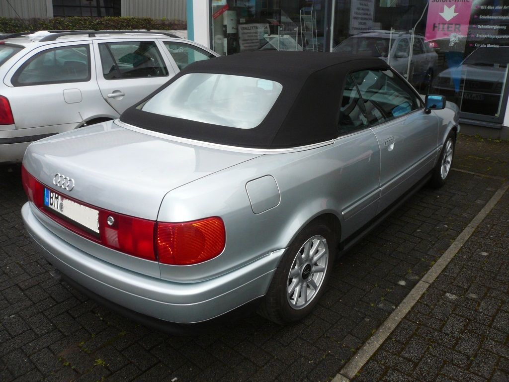 Audi 80, Verdeck Bezug Sonnenland Stoff schwarz geliefert und montiert.
