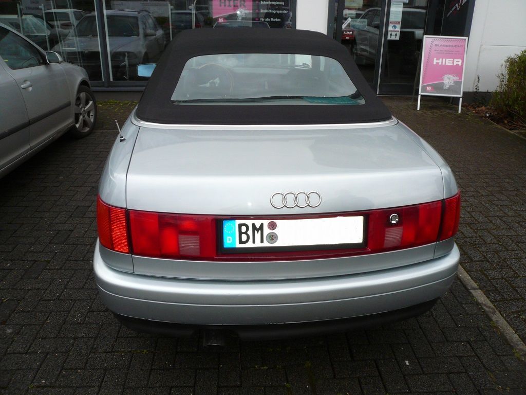 Audi 80, Verdeck Bezug Sonnenland Stoff schwarz geliefert und montiert.