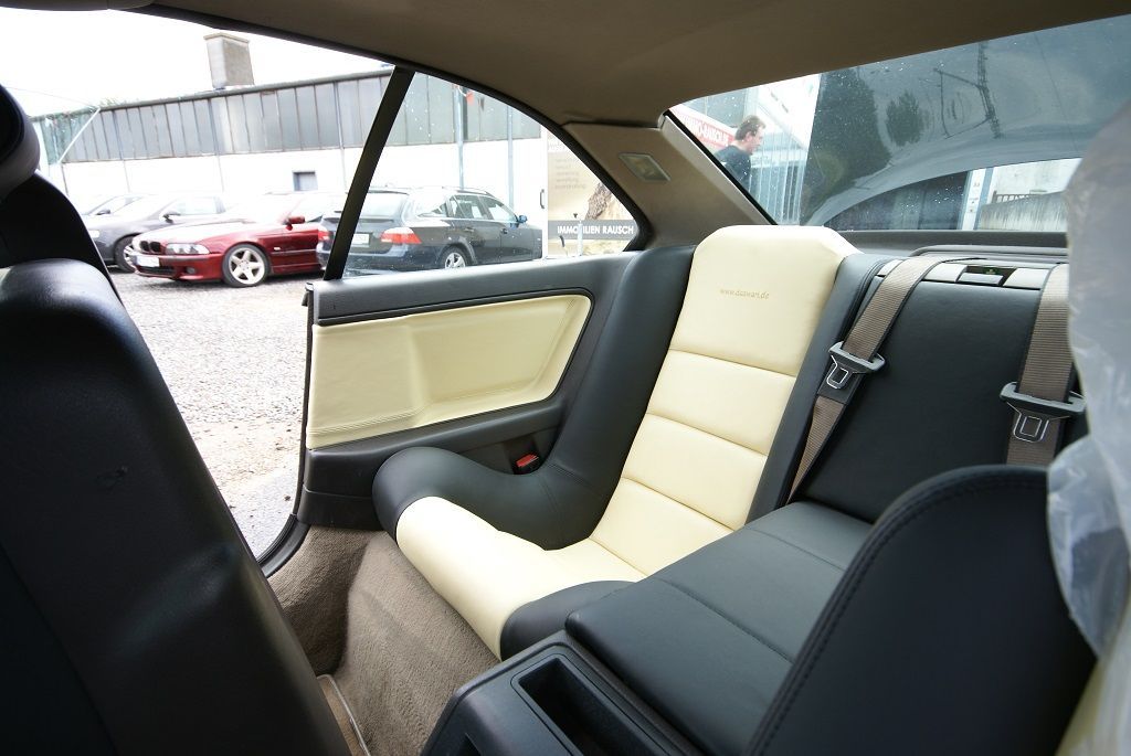 BMW 850i Innenausstattung in Leder Schwarz/Beige neu angefertigt und montiert. Türverkleidungs Innenteile vorne und Seiten Innenteile hinten in Leder Beige neu bezogen.