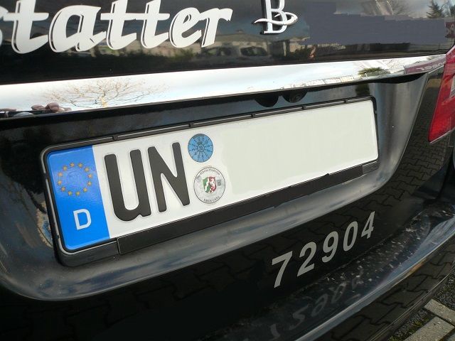 Mercedes E-Klasse W212 auf Doppel-DIN umgebaut und Kenwood Navigation DNX-8180DABS mit Rückfahrkamera nachgerüstet.