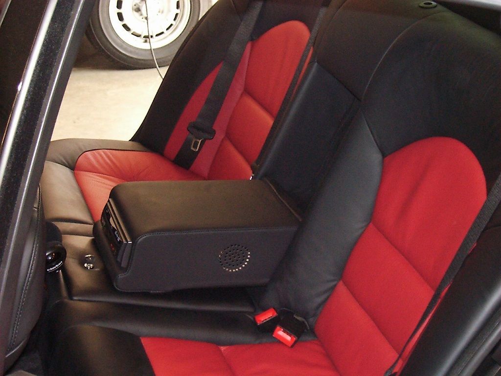 Musik- und Multimedia Anlage im 5er BMW E39 montiert. Alpine single DVD-Player in die Originalen BMW Armlehne eingearbeitet.