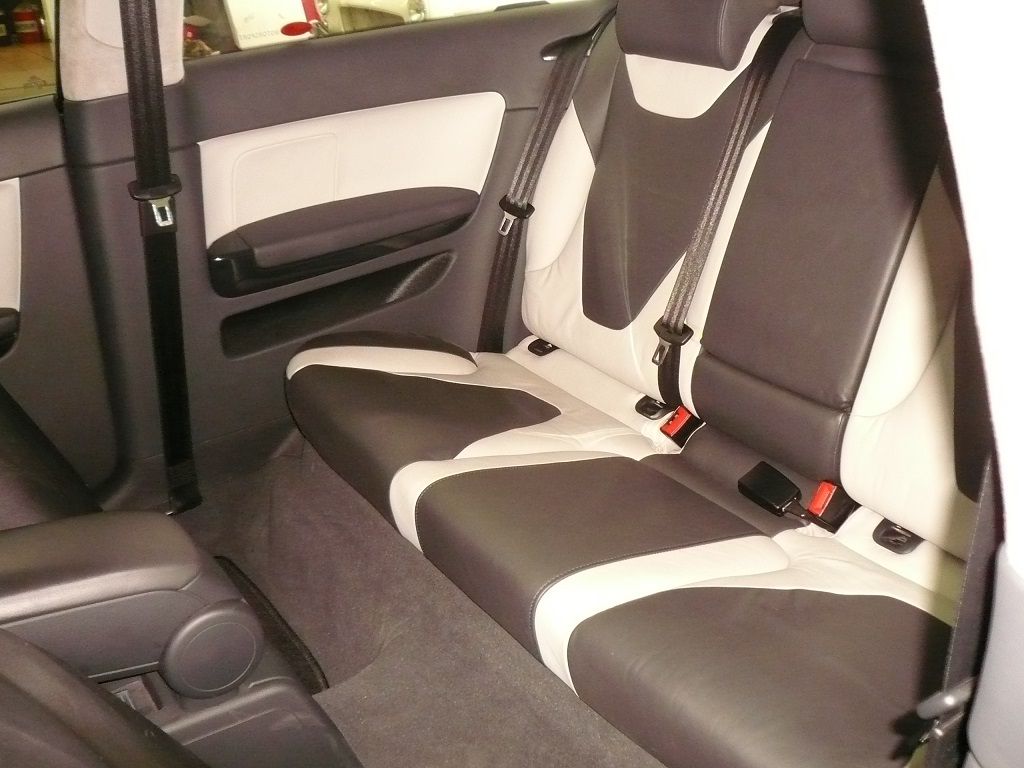 Türverkleidungen und Seitenteile hinten in zweifarbigem Leder neu bezogen. Rücksitzbank in zweifarbigem Leder neu bezogen.