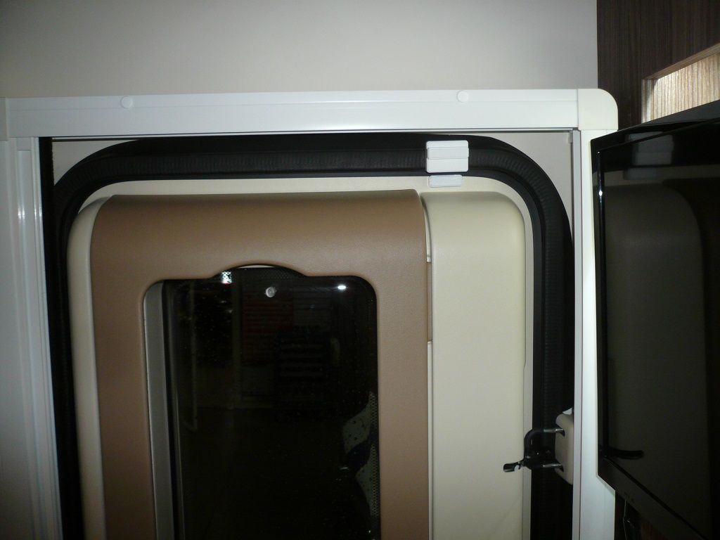 Thitronik WiPro III Alarmanlage in einem Wohnmobil auf Ford Transit Basis nachgerüstet.
Alle Fenster und Türe mit Funk-Magnetkontakten abgesichert und Funk-Gaswarner nachgerüstet.