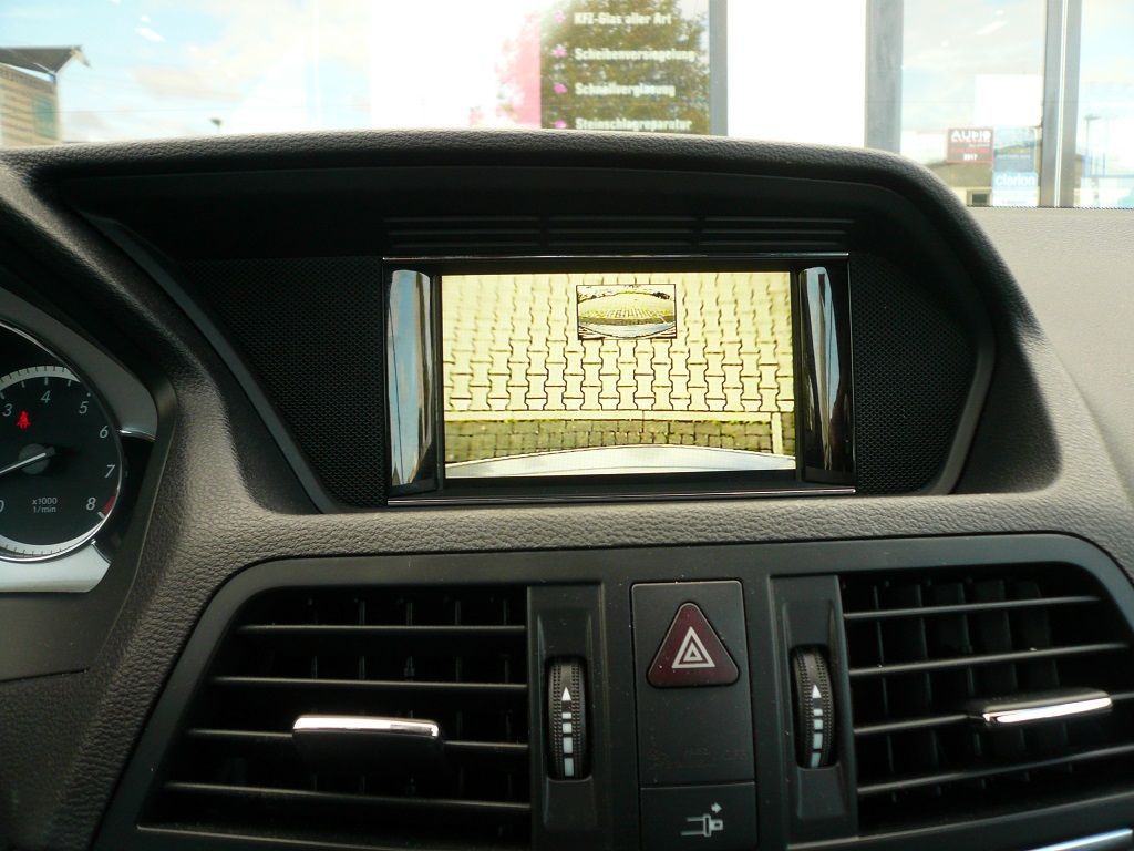 Alpine Multiview Front- und Rückfahrkamera nachgerüstet und auf das Original Mercedes Command adaptiert .
