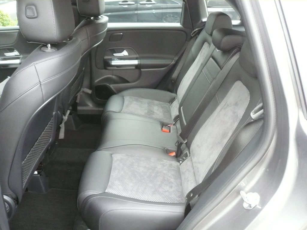 Mercedes B-Klasse 2019er, Sitzinnenteile in Alcantara Starline neu bezogen.