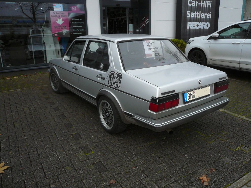 VW Jetta. Zwei König Sportsitze und Rückbank in Kunstleder schwarz mit roten Nähten neu bezogen.