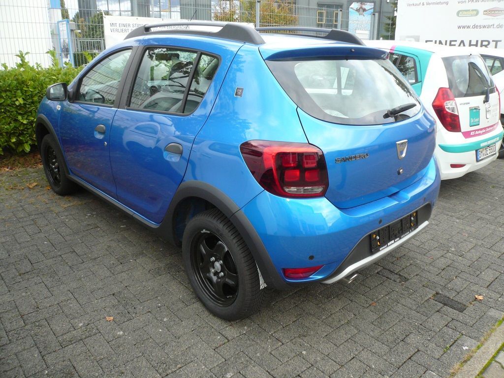 Ein blaues Auto steht neben einem weißen Auto