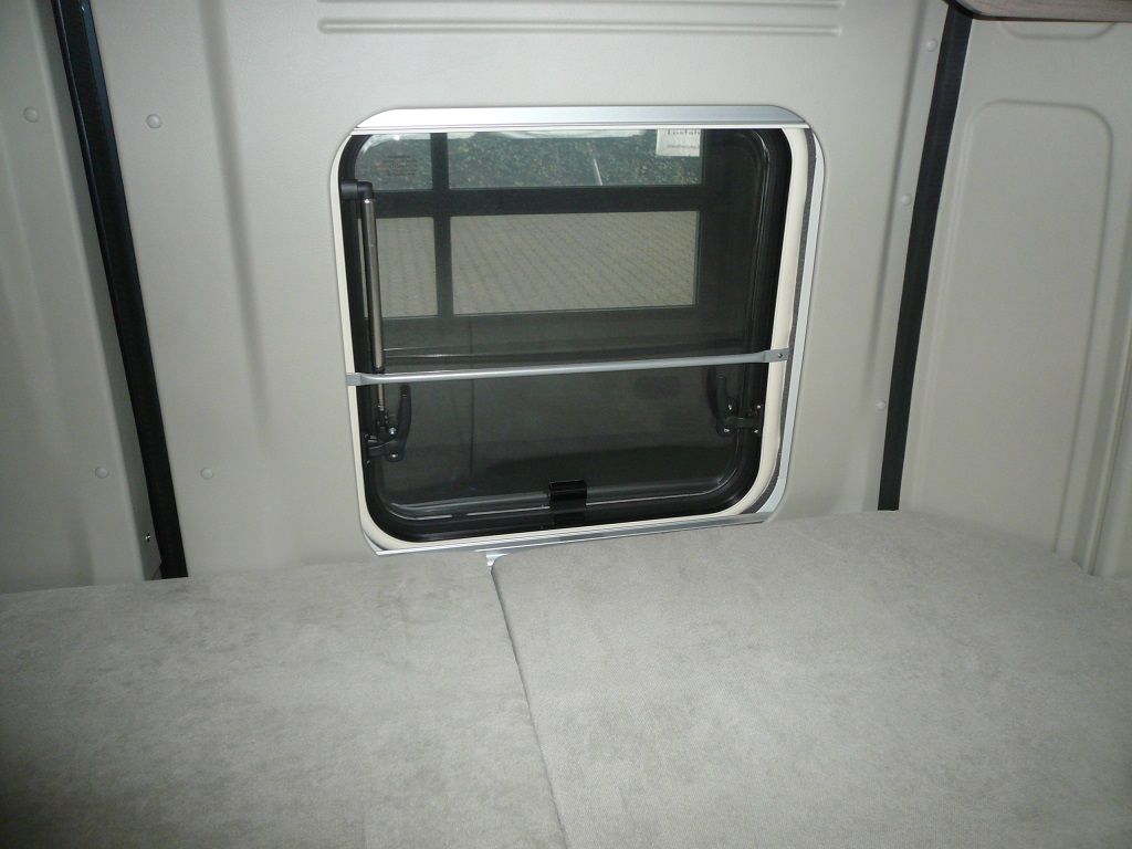 Wir rüsten Thitronik Alarmanlagen in Ihr Wohnmobile nach. Hier die Absicherung von Fenstern mit Funk-Magnetkontakte.