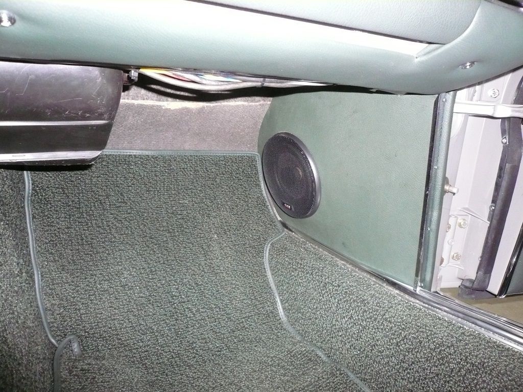 Pagode komplette Innenausstattung und Teppich neu angefertigt und montiert. Musikanlage mit Subwoofer und Navigation nachgerüstet.