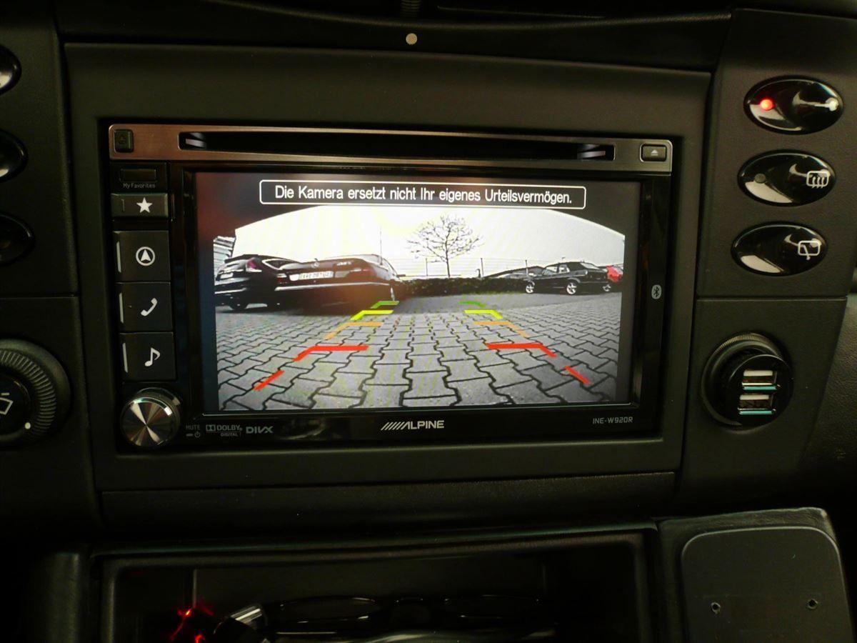 Alpine Doppel-DIN Navigation und Rückfahrkamera im Porsche 911nachgerüstet.