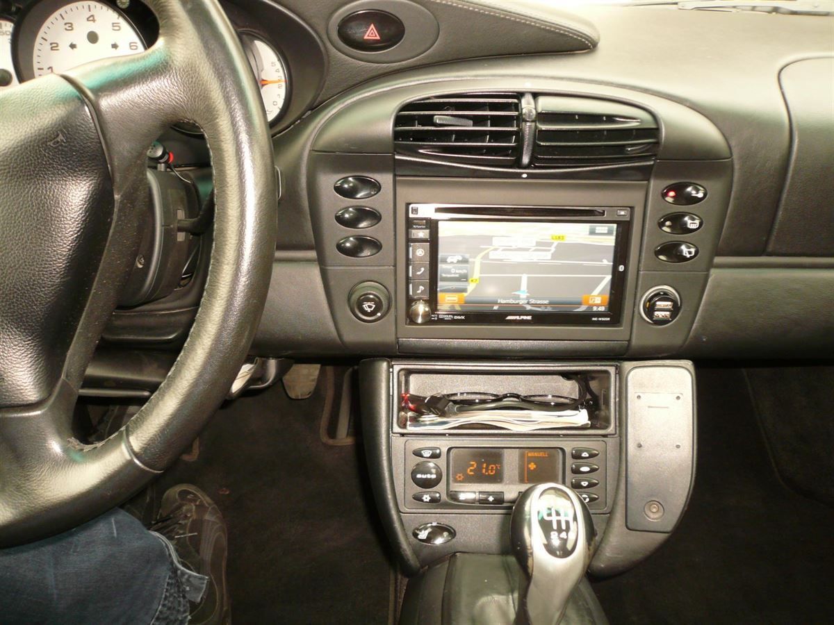 Alpine Doppel-DIN Navigation und Rückfahrkamera im Porsche 911nachgerüstet.