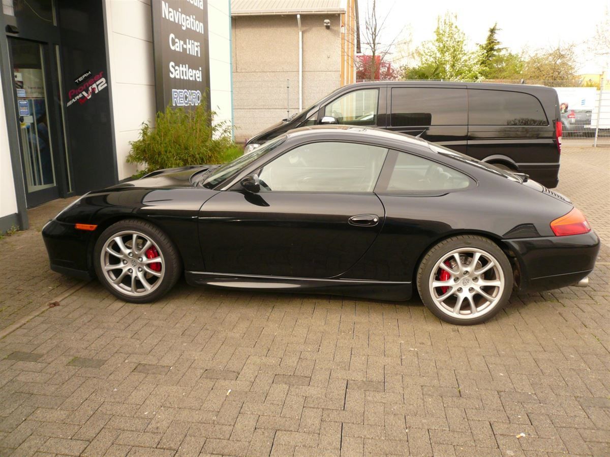 Alpine Doppel-DIN Navigation und Rückfahrkamera im Porsche 911nachgerüstet.