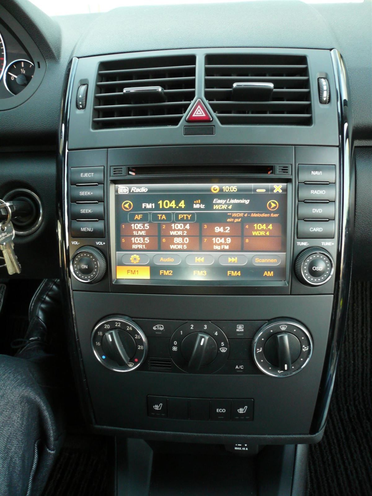 ESX Naviceiver VN710-MB in Original Optik im der Mercedes A-Klasse nachgerüstet.