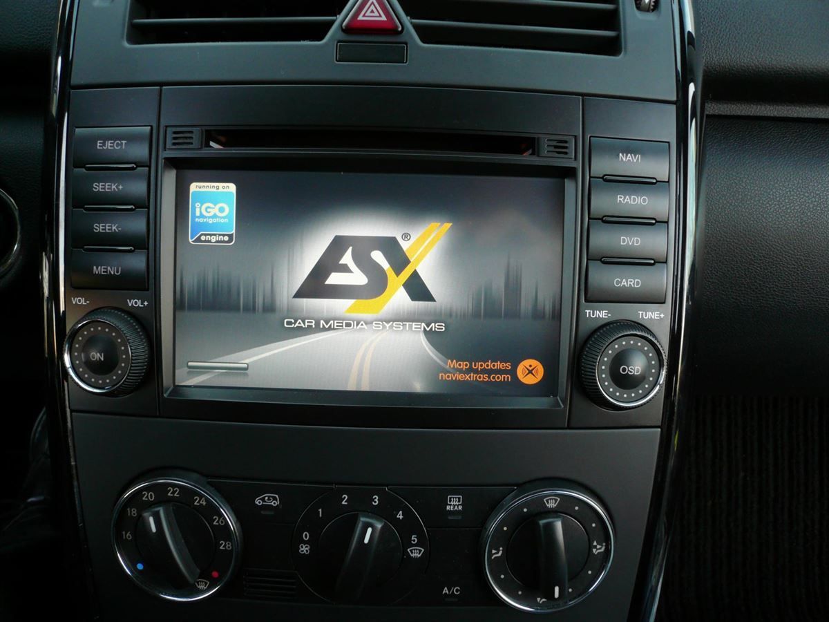 ESX Naviceiver VN710-MB in Original Optik im der Mercedes A-Klasse nachgerüstet.