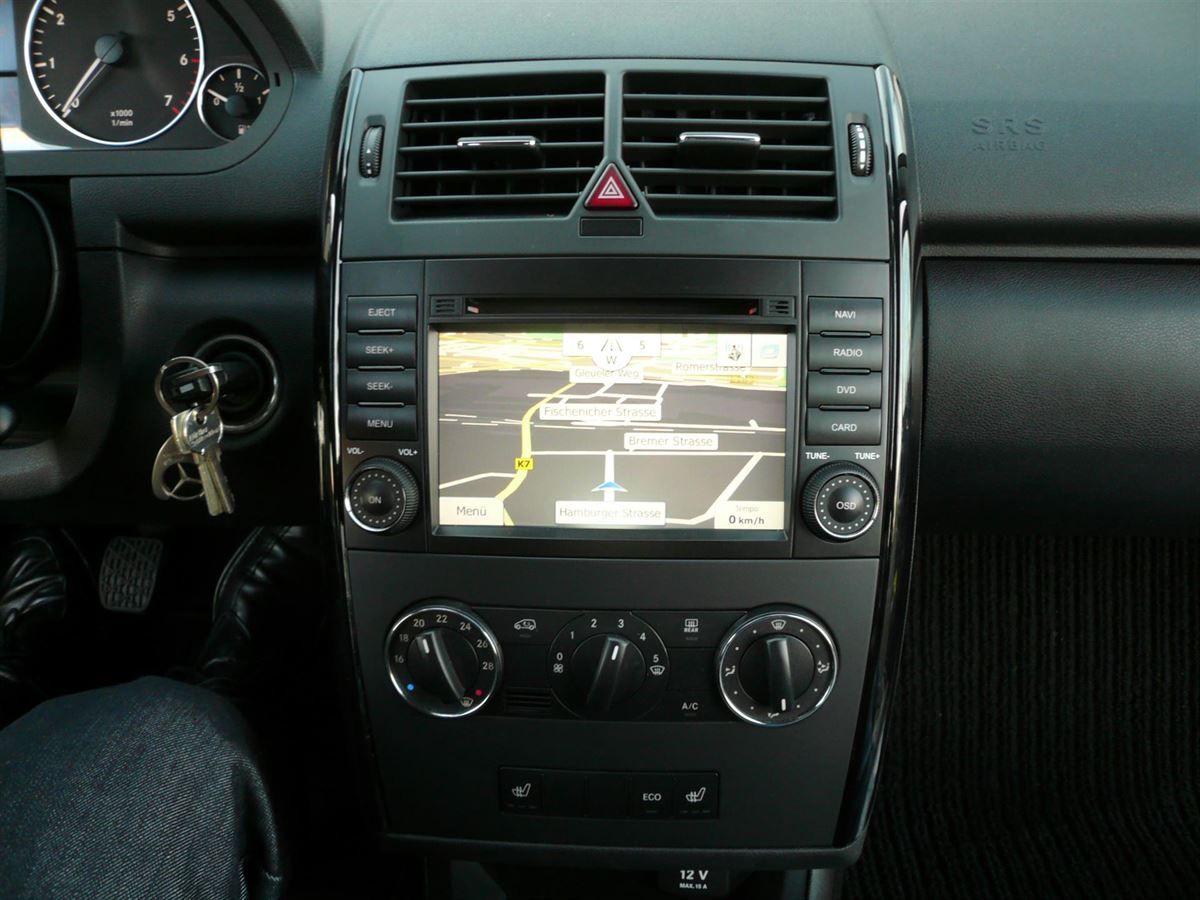 ESX Naviceiver VN710-MB in Original Optik im der Mercedes A-Klasse nachgerüstet.