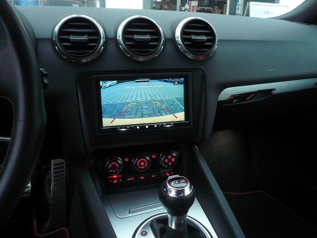 Pioneer SPH-DA230DAB mit Rückfahrkamera und Alpine Aktiv-Subwoofer im Audi TT nachgerüstet.