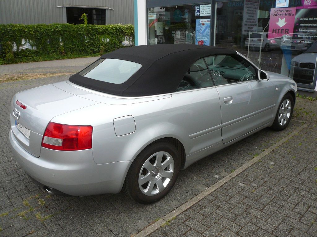 Audi A4, Verdeck Bezug Sonnenland Stoff schwarz mit beheizter Glasheckscheibe geliefert und montiert.