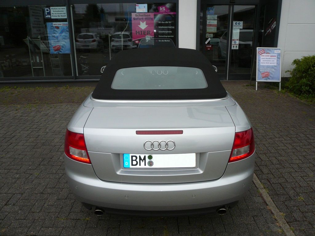 Audi A4, Verdeck Bezug Sonnenland Stoff schwarz mit beheizter Glasheckscheibe geliefert und montiert.