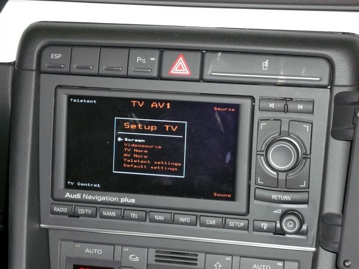 Alpine DVB-T Tuner nachgerüstet und in das Original Audi Navigation Plus System und dem Alpine 10zoll Deckenmonitor eingebunden.
