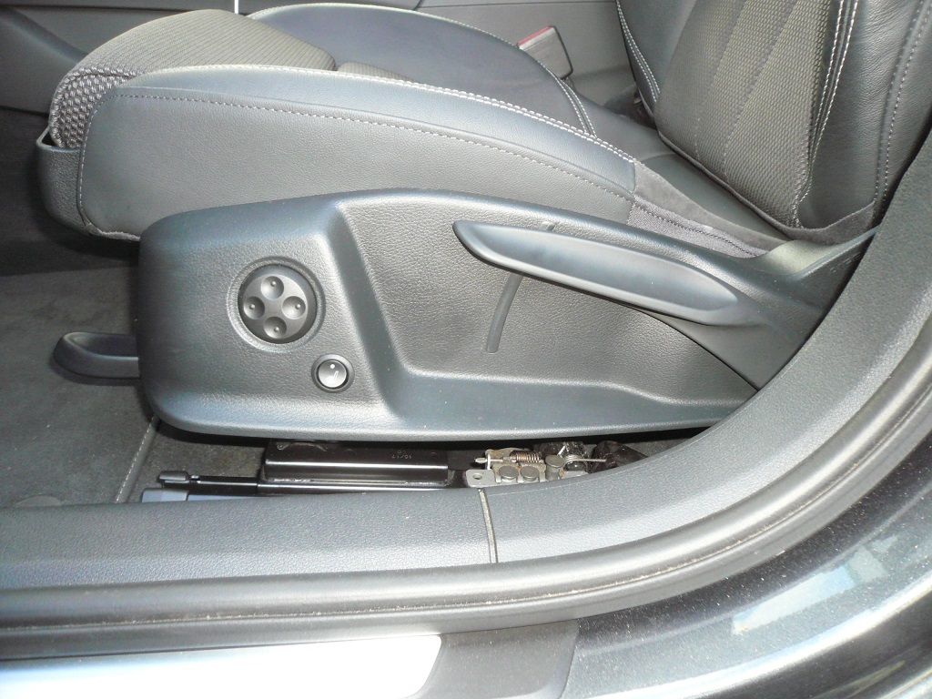 Eine Nahaufnahme eines Autositzes mit einem Knopf darauf