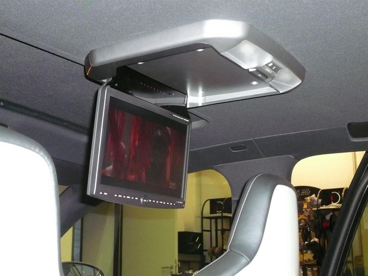 Alpine 10zoll Deckenmonitor im Audi RS4 nachgerüstet.
