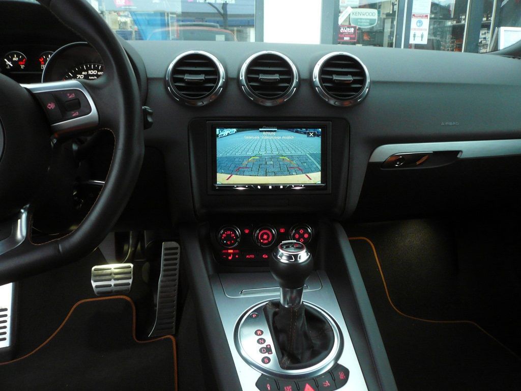 Pioneer SPH-DA230DAB mit Rückfahrkamera und Alpine Aktiv-Subwoofer im Audi TT nachgerüstet.