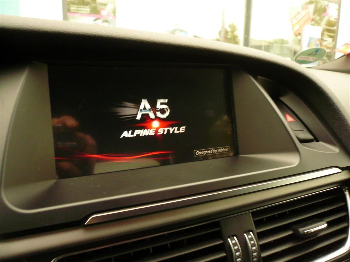 Alpine X702D-A5 7-Zoll Premium-Infotainment-System für Audi A5 mit Navigationssystem, Apple CarPlay und Android Auto Unterstützung nachgerüstet.