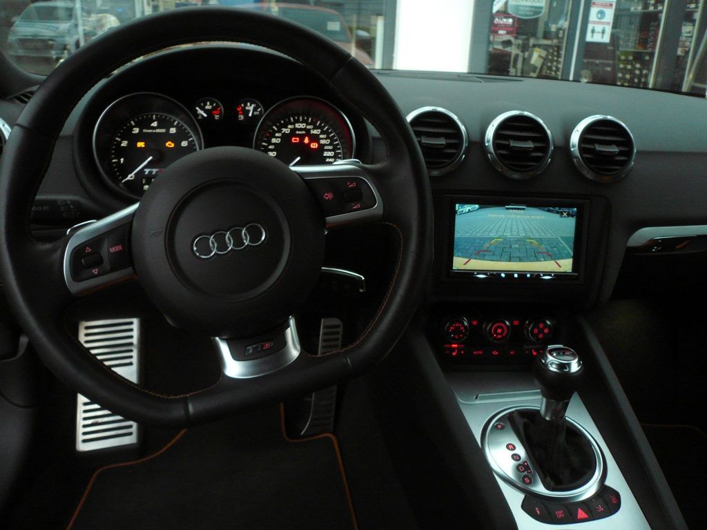 Pioneer SPH-DA230DAB mit Rückfahrkamera und Alpine Aktiv-Subwoofer im Audi TT nachgerüstet.