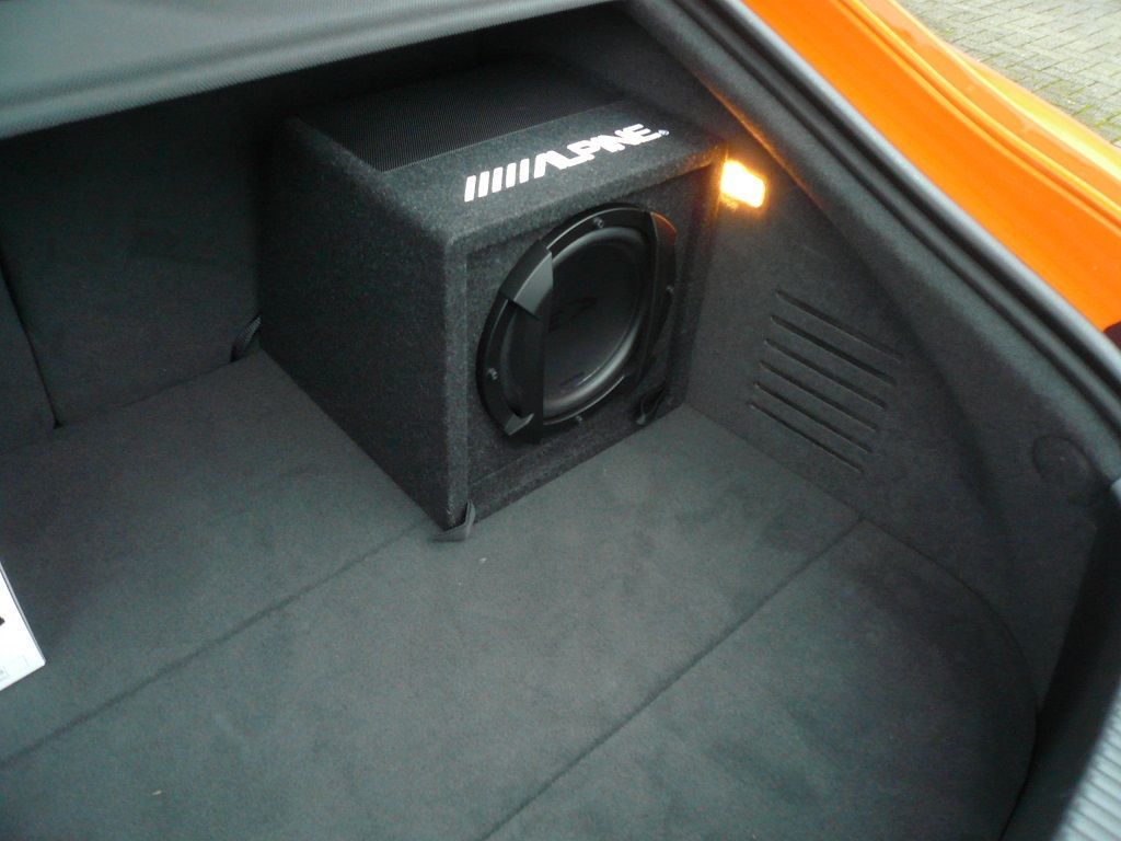 Pioneer SPH-DA230DAB mit Rückfahrkamera und Alpine Aktiv-Subwoofer im Audi TT nachgerüstet.