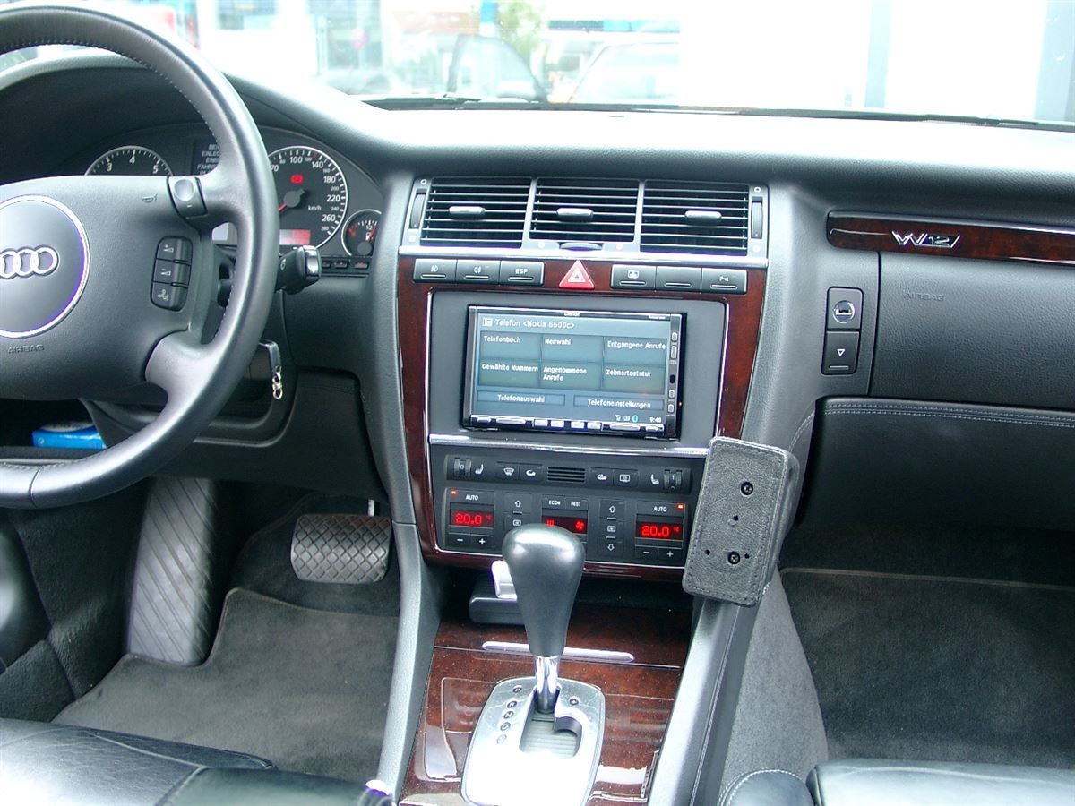 Clarion 2DIN Navigation im Audi A8 nachgerüstet.