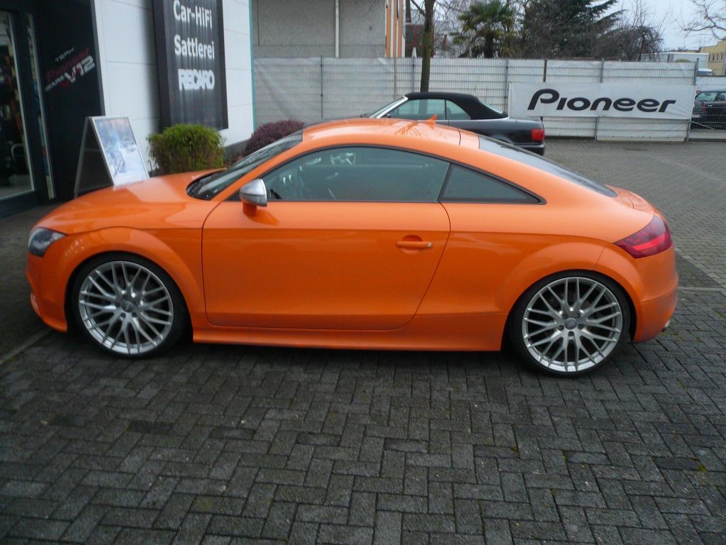 Pioneer SPH-DA230DAB mit Rückfahrkamera und Alpine Aktiv-Subwoofer im Audi TT nachgerüstet.