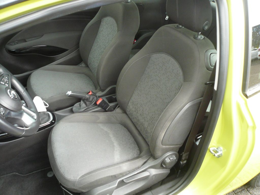 2-stufige Carbon Sitzheizung für Sitz und Rückenlehen im Opel Adam nachgerüstet.