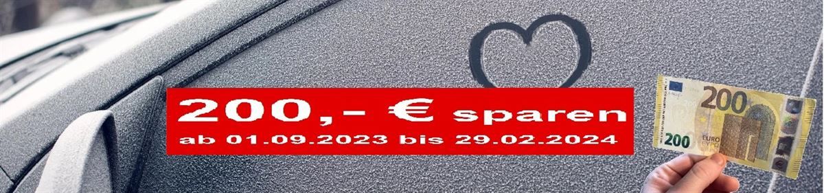 Eine Person hält einen 200-Euro-Schein vor einer Windschutzscheibe eines Autos