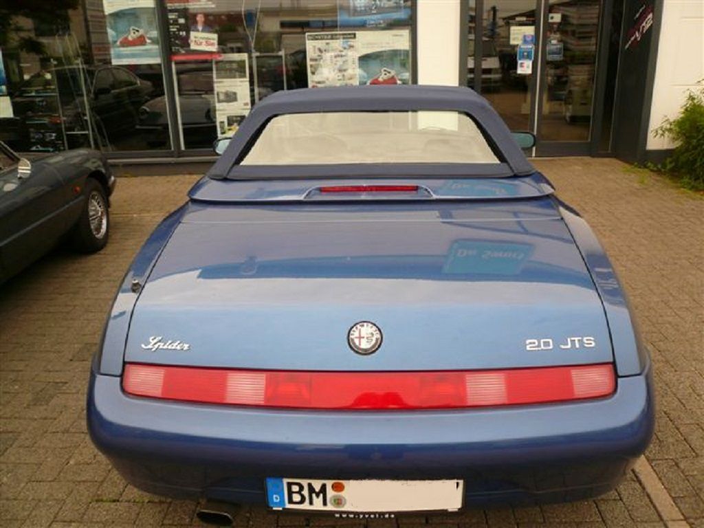 Alfa Spider, Verdeckbezug Sonnenland Stoff schwarz geliefert und montiert.