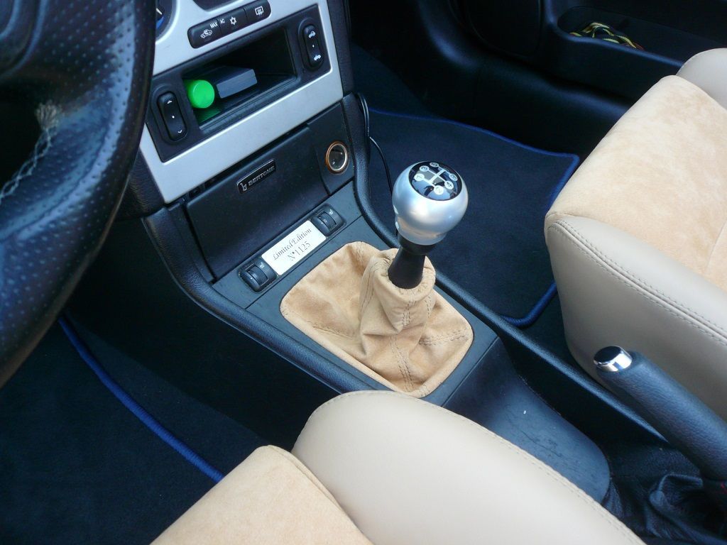 Opel Astra G Cabrio, beide Vordersitze in Leder Alcantara und Schaltsack neu bezogen.