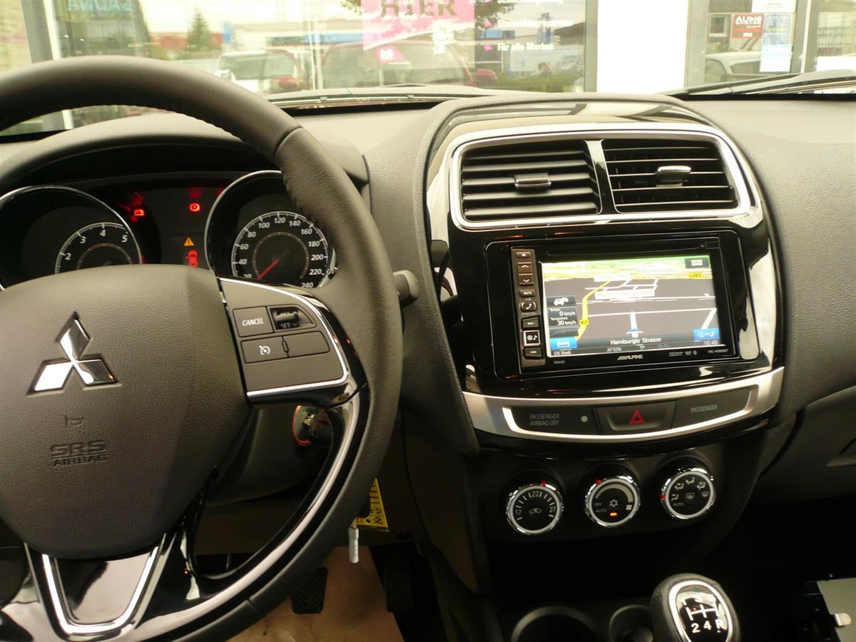Alpine INE-W990BT in einem Mitsubishi ASX (Neuwagen) nachgerüstet. Werkseitige Rückfahrkamera und Lenkradfernbedienung auf das Alpine Navi adaptiert.
